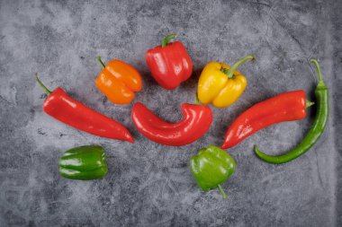 Taş bir masada karışık biber. Üst görünüm.