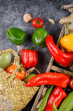 Köy sepetinden karışık kırmızı biber..