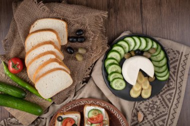 Beyaz peynir, salatalık ve beyaz ekmek..