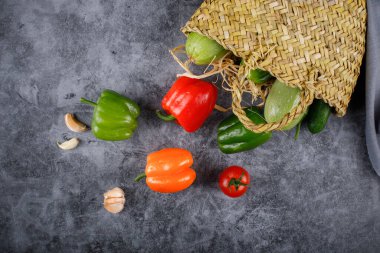 Kırsal bir sepetten kırmızı biber çıkarmak.