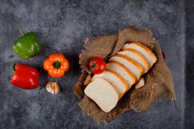 Kırsal bir zeminde sebze ve ekmek dilimleri.
