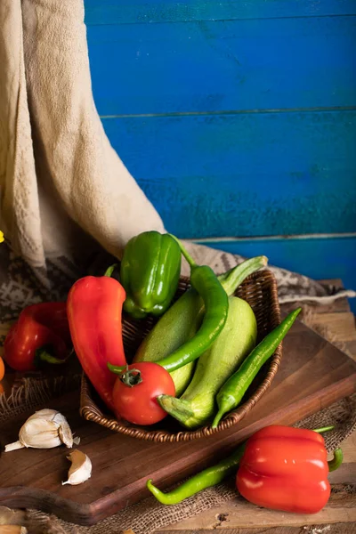 Zucchini, tomat, peppar och vitlök på träbrädan — Stockfoto