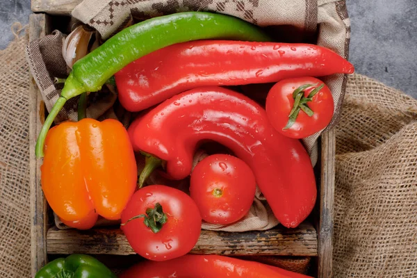 Röda och gröna chilipeppar med tomater. Ovanifrån. — Stockfoto