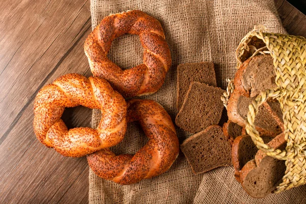 Bagel et tranches de pain noir dans le panier — Photo