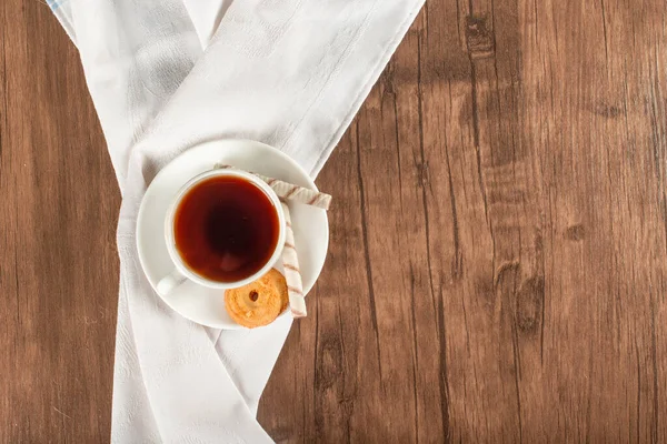 Šálek čaje na modrém ubrusu — Stock fotografie