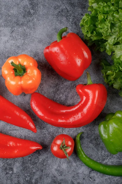 Röda och gröna chilipeppar. Ovanifrån. — Stockfoto