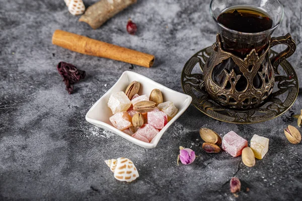 Турецкий локум со стаканом чая — стоковое фото