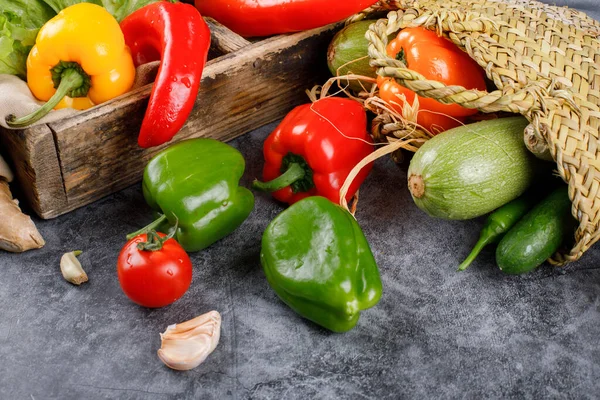 Ta bort blandade grönsaker ur en rustik korg. — Stockfoto