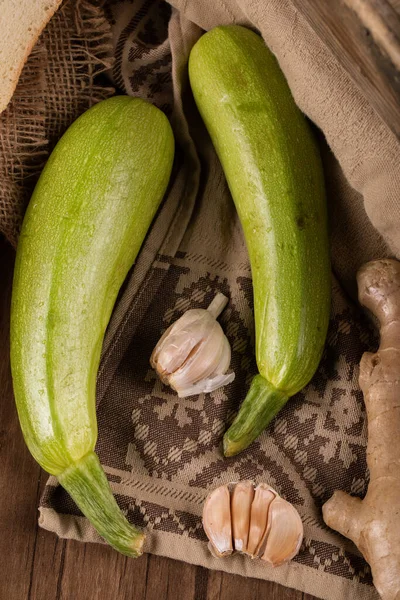 Čerstvé cukety a česnekové rukavice — Stock fotografie