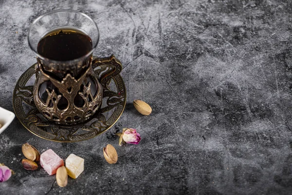 Турецкий локум с фисташками и стакан чая — стоковое фото