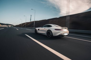 Yaz aylarında otoyolda beyaz lüks model spor araba profili görüntüsü