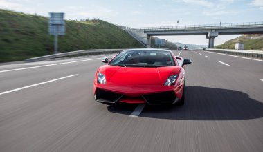 Büyük otobanda köprüleri olan kırmızı bir süvari.