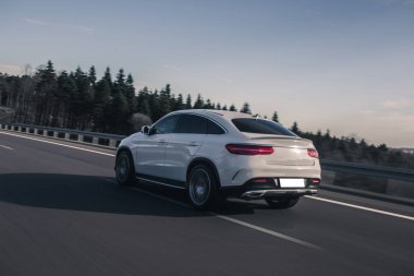 Beyaz spor model araba, yüksek hız otoyolda, arkadan görüş.