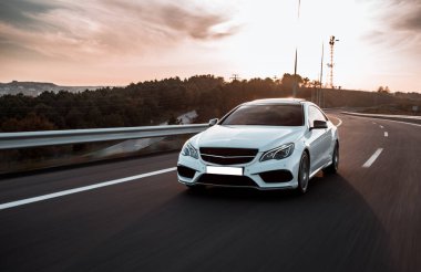 Yoldaki beyaz birinci sınıf araba, ön manzara