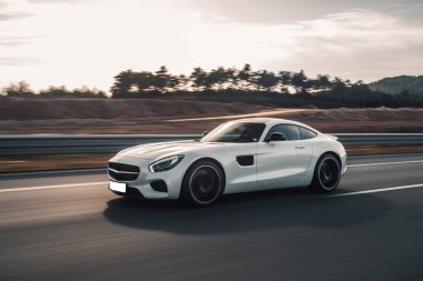 Otoyolda beyaz lüks model spor araba profili görünümü, profil görünümü