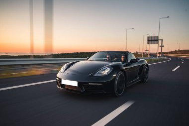 Otobanda siyah spor sedan Cabriolet, akşamları yüksek hız.