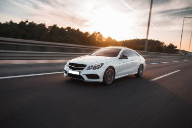 Yeşil arazide beyaz birinci sınıf araba.