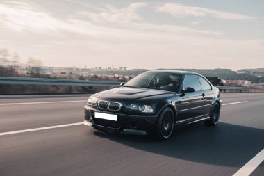 Siyah lüks spor araba, yüksek hızlı sürüş. Eski model