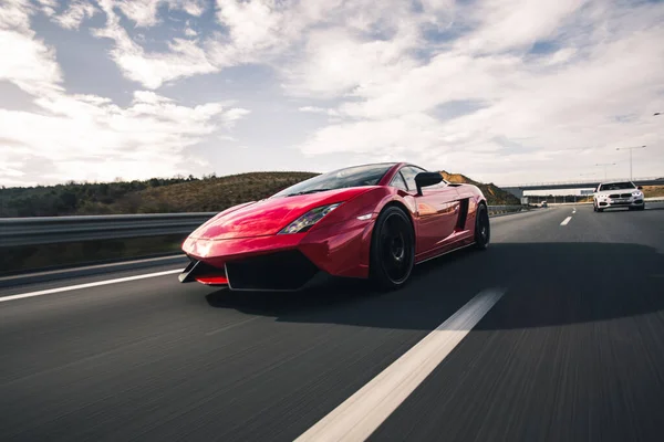 Rojo coche deportivo de lujo en la carretera, vista frontal — Foto de Stock