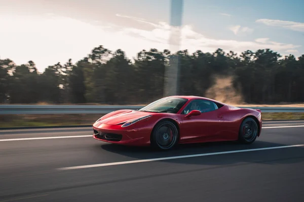 高速道路の赤い高級モデルスポーツ車のプロフィールビュー、角度ビュー — ストック写真
