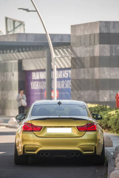 Carro modelo esporte amarelo com luzes de xenônio vermelho no estacionamento — Fotografia de Stock