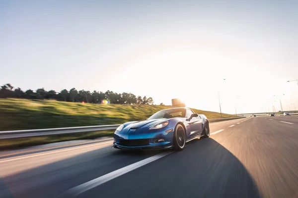 Mavi marka spor model araba, yüksek hızlı test sürüşü tepeler boyunca — Stok fotoğraf