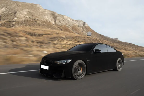 Carro esporte de luxo preto em um clima nublado escuro nas terras altas — Fotografia de Stock