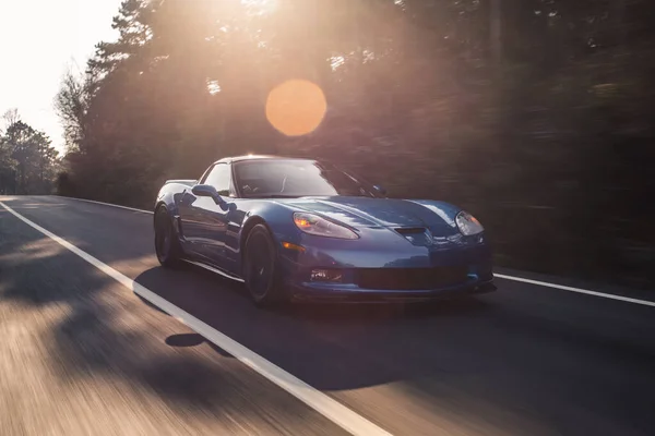 Azul marca esporte modelo carro teste de velocidade na estrada sob o sol — Fotografia de Stock