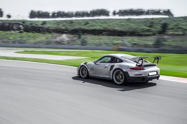 Prata carro esporte cor de corrida no traço — Fotografia de Stock