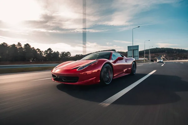 Červený luxusní model sportovní auto profil pohled na dálnici, přední pohled — Stock fotografie