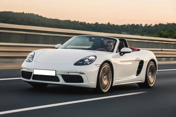 Auto cabriolet super modello bianco guida in autostrada, vista frontale — Foto Stock