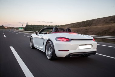 Beyaz süper model Cabriolet araba otobanda, arka manzara