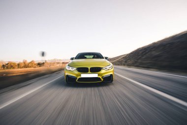 Yeşil lüks sedan araba. Otobanda yüksek hız. Ön manzara.