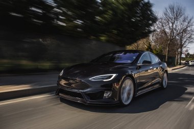 Siyah Cabriolet tepeleri aşıyor.