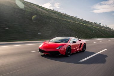 Kırmızı Cabriolet İskoçya 'da sürüyor.