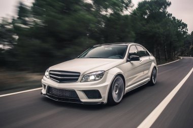 Beyaz ksenon ışıklı beyaz off-road aracı, açı görünümü