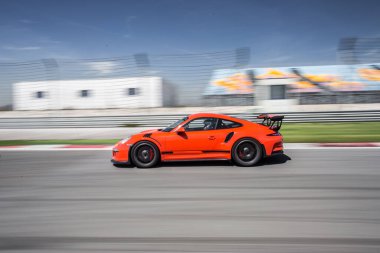 Otobanda kırmızı spor yarış arabası