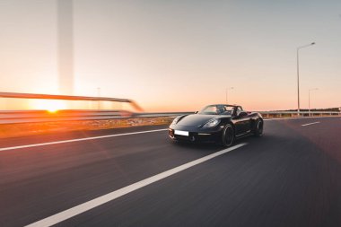 Siyah spor sedan Cabriolet köprünün üzerinde, yüksek hız sürücüsü