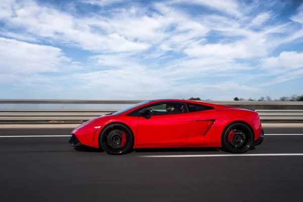 Rojo coche deportivo de lujo en la carretera —  Fotos de Stock