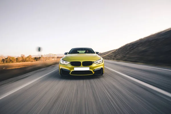 Verde marca sedan masina de mare viteză de conducere pe autostradă, vedere din față — Fotografie, imagine de stoc
