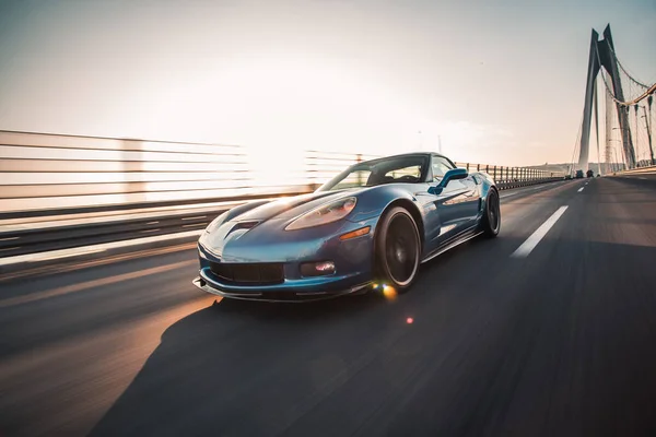 Kék márka sport autó áthajt a hídon — Stock Fotó