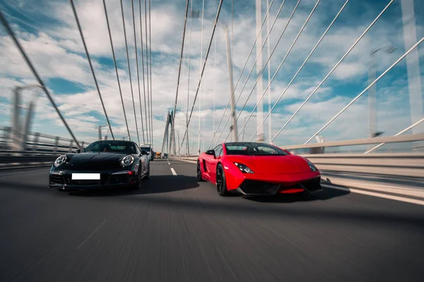 Cabriolet sport nero e rosso guida sul ponte — Foto Stock