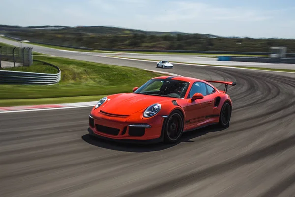 Corrida de carro esporte vermelho no rastreamento com outros carros — Fotografia de Stock