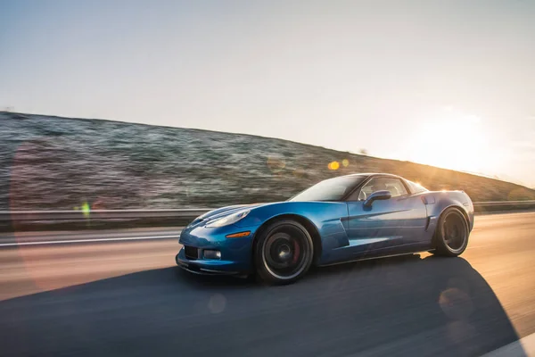 Egy kék márka sport modell autó, profilkép a napfényben — Stock Fotó