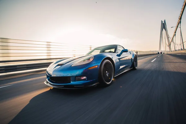 Kék luxus sportkocsi a hídon — Stock Fotó