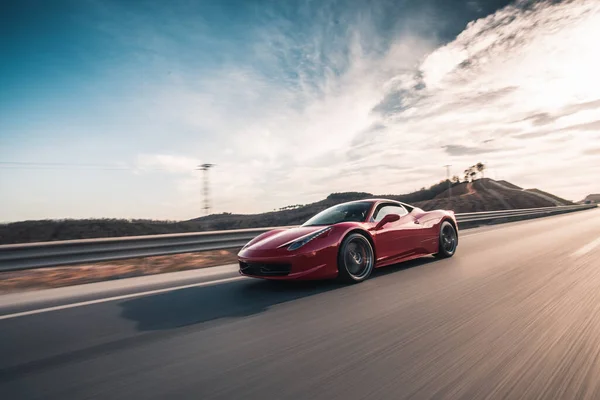 Coche deportivo de lujo rojo con luces rojas conducción de alta velocidad —  Fotos de Stock