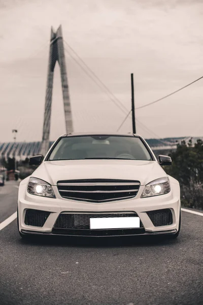 Cabriolet branco com luzes de xenônio vermelho no estacionamento da floresta, vista frontal — Fotografia de Stock