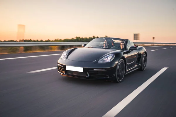 Schwarzes Sportlimousine-Cabriolet über die Autobahn, Hochgeschwindigkeitsfahrt — Stockfoto