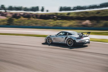 Gümüş renkli spor araba otoyolda yarışıyor