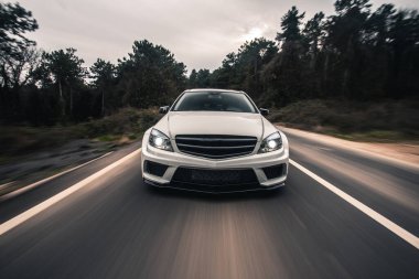 Beyaz ksenon ışıklı beyaz off-road aracı